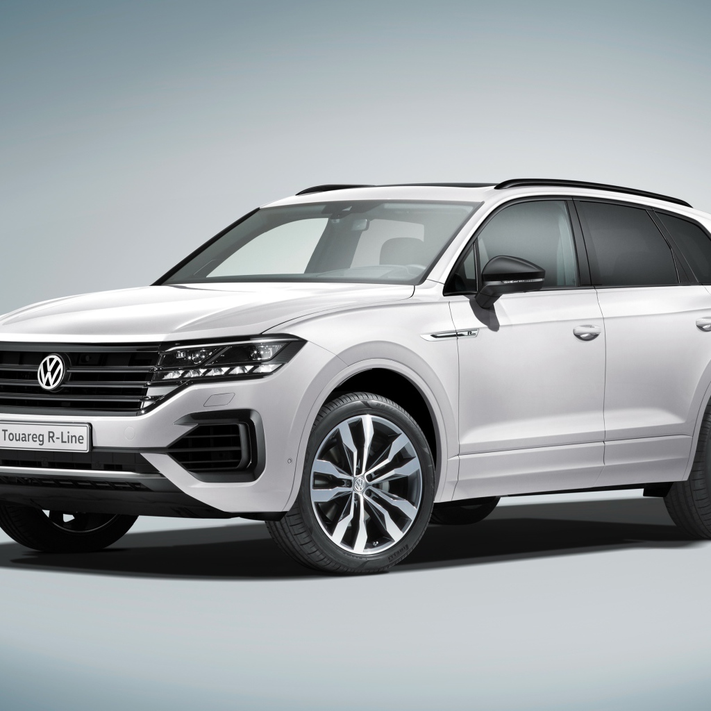 Белый автомобиль Volkswagen Touareg 2018 R-Line