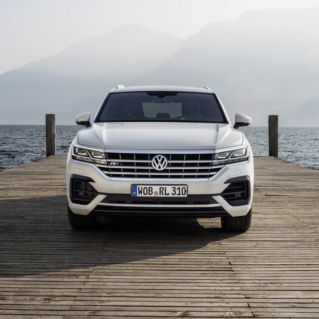 Белый автомобиль Volkswagen Touareg, 2018 года на мосту