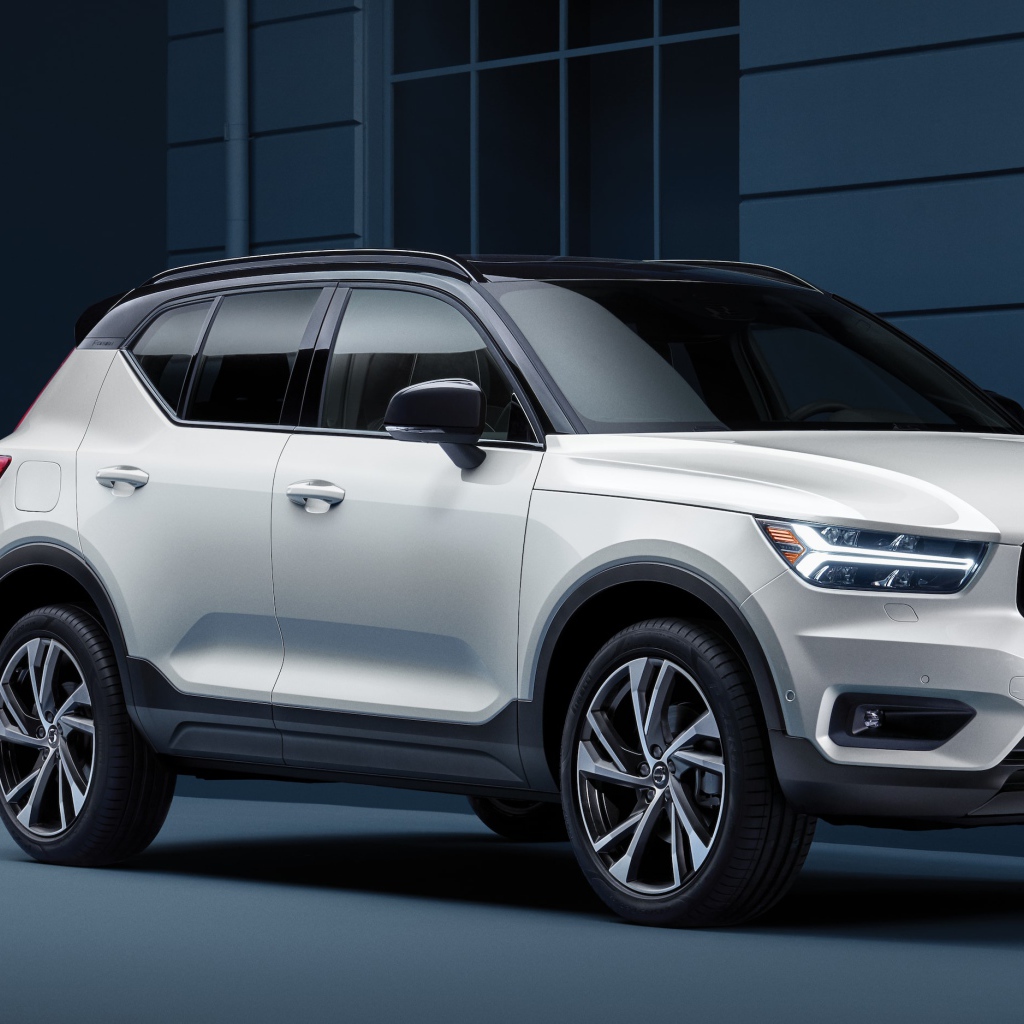 Белый внедорожник Volvo XC40, 2019