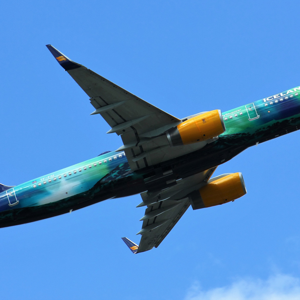 Пассажирский самолет Boeing 757-256 в небе