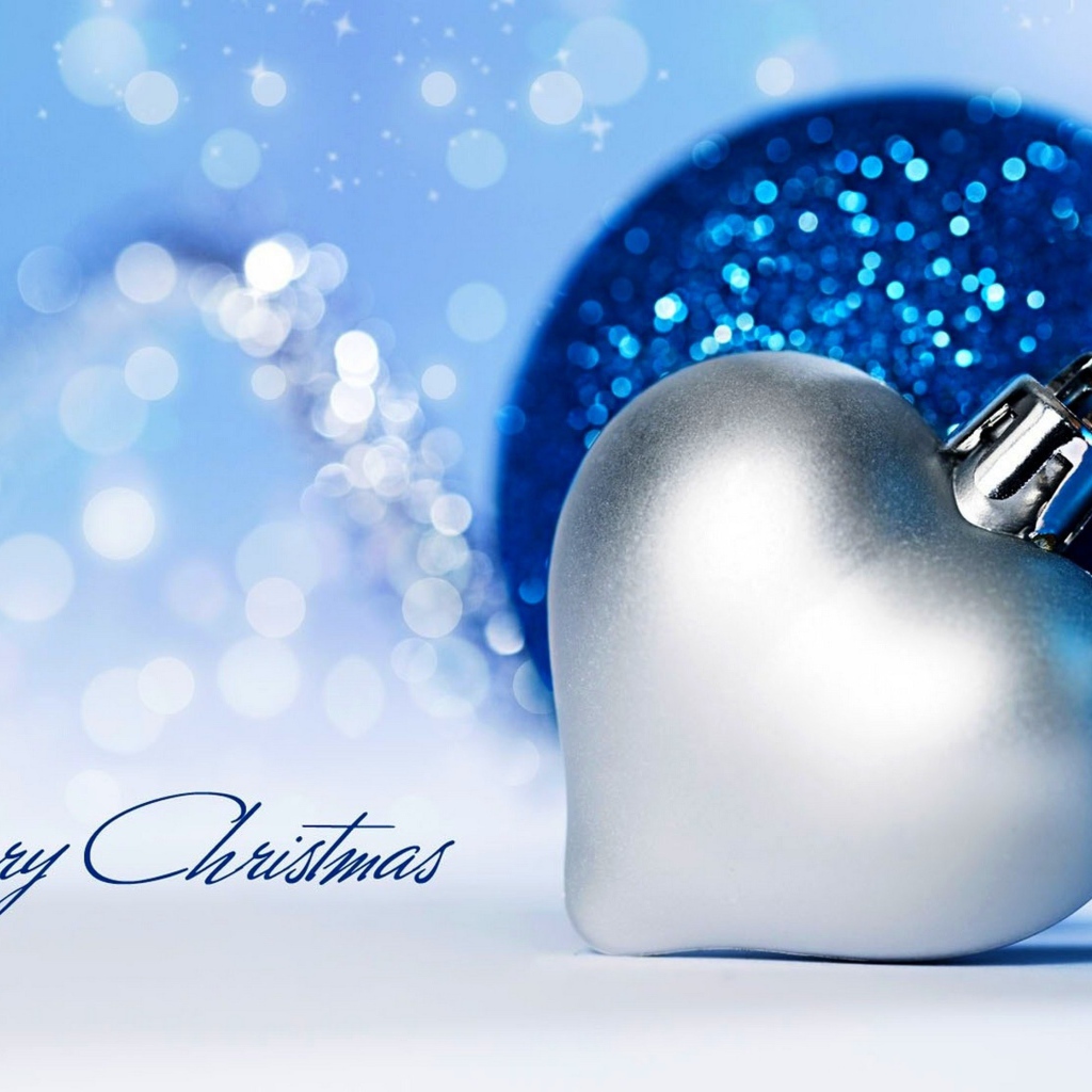 Голубая и серебряная елочные игрушки на Рождество 2019