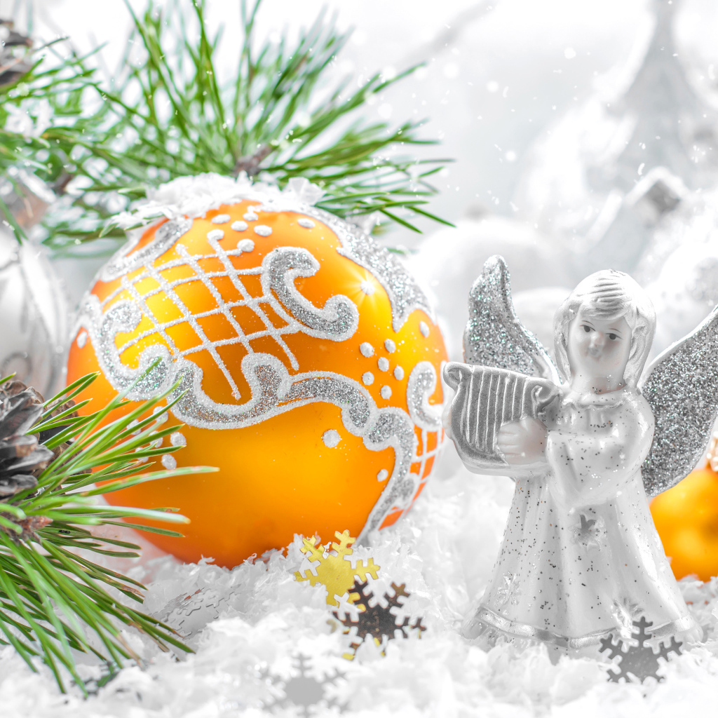 Рождественский ангел и елочная игрушка на снегу 