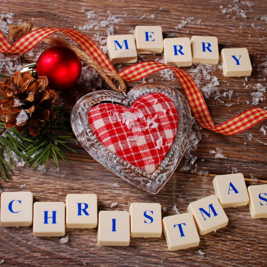 Сердечко с еловой веткой и игрушками с кубиками на Рождество