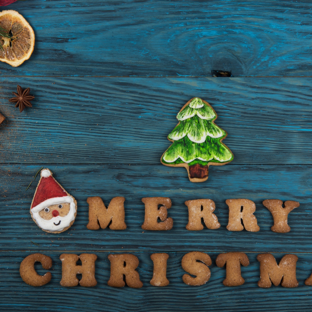 Печенье с надписью Merry Christmas на голубом столе