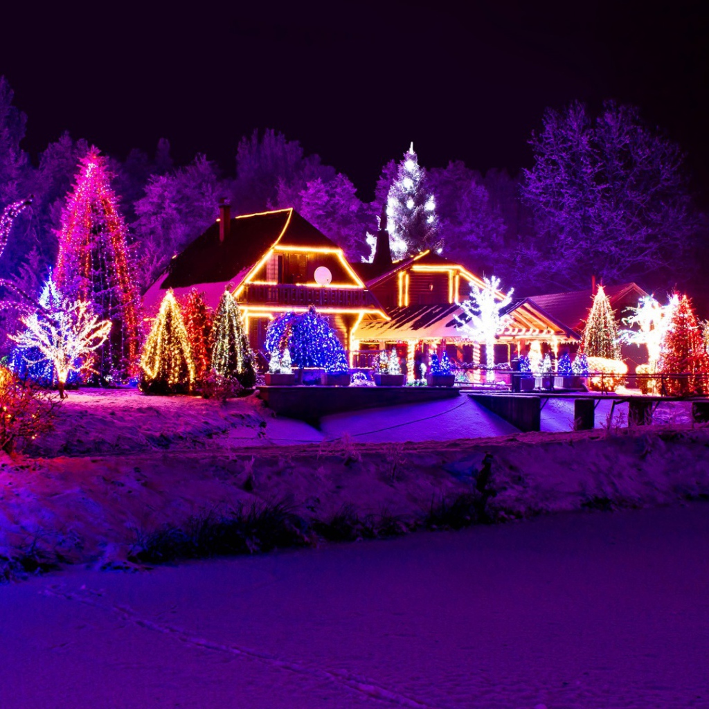 Дом красиво украшен на Рождество 