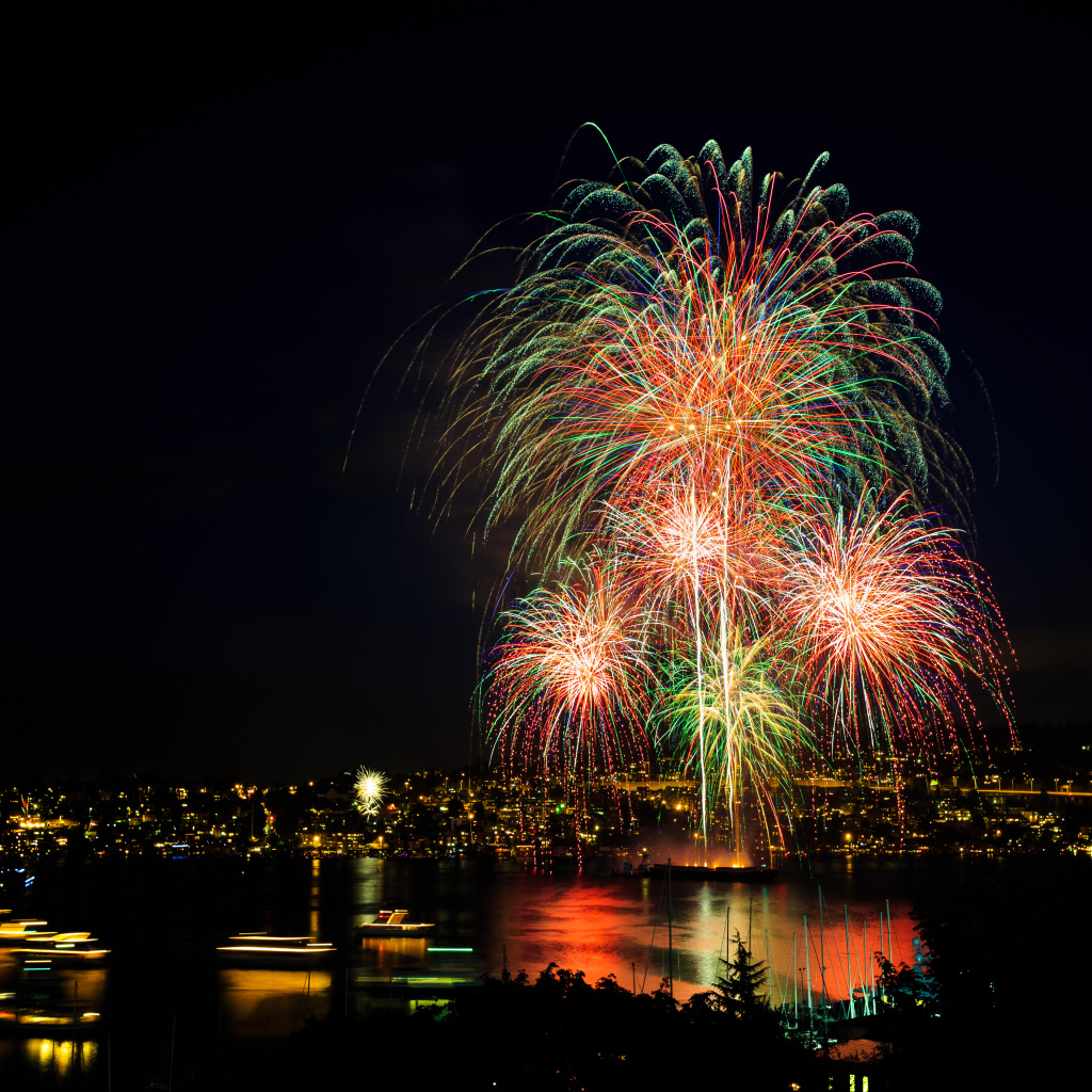 Красивый праздничный фейерверк над городом