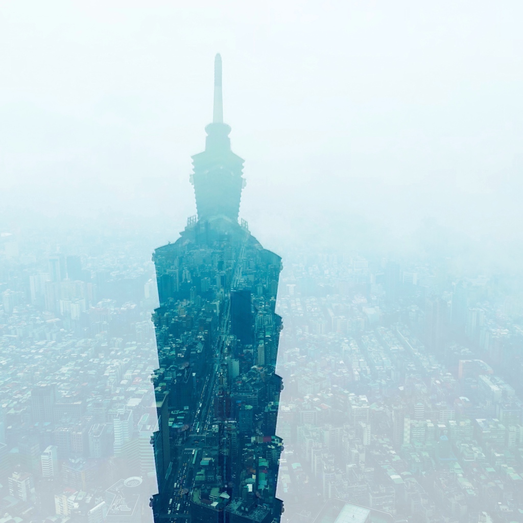 Силуэт небоскреба на фоне города