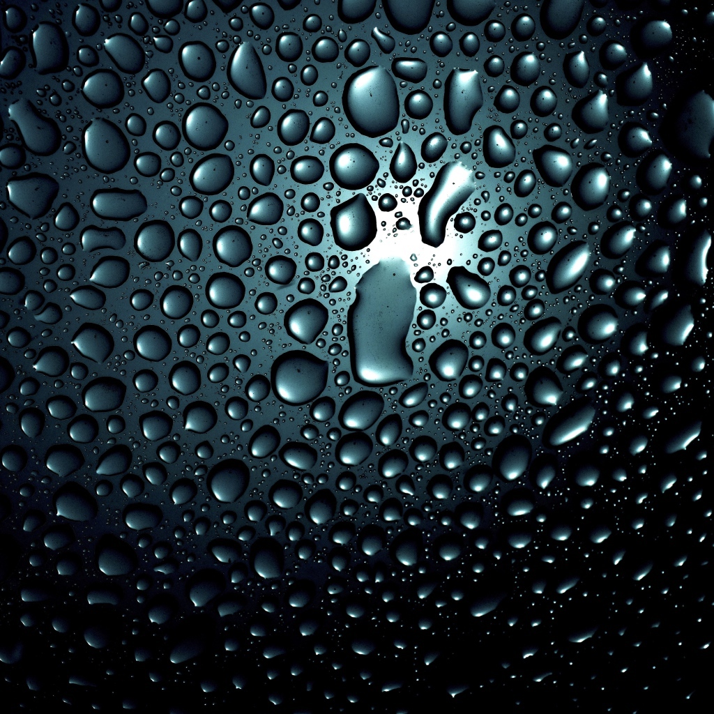 Много капель воды на черном фоне