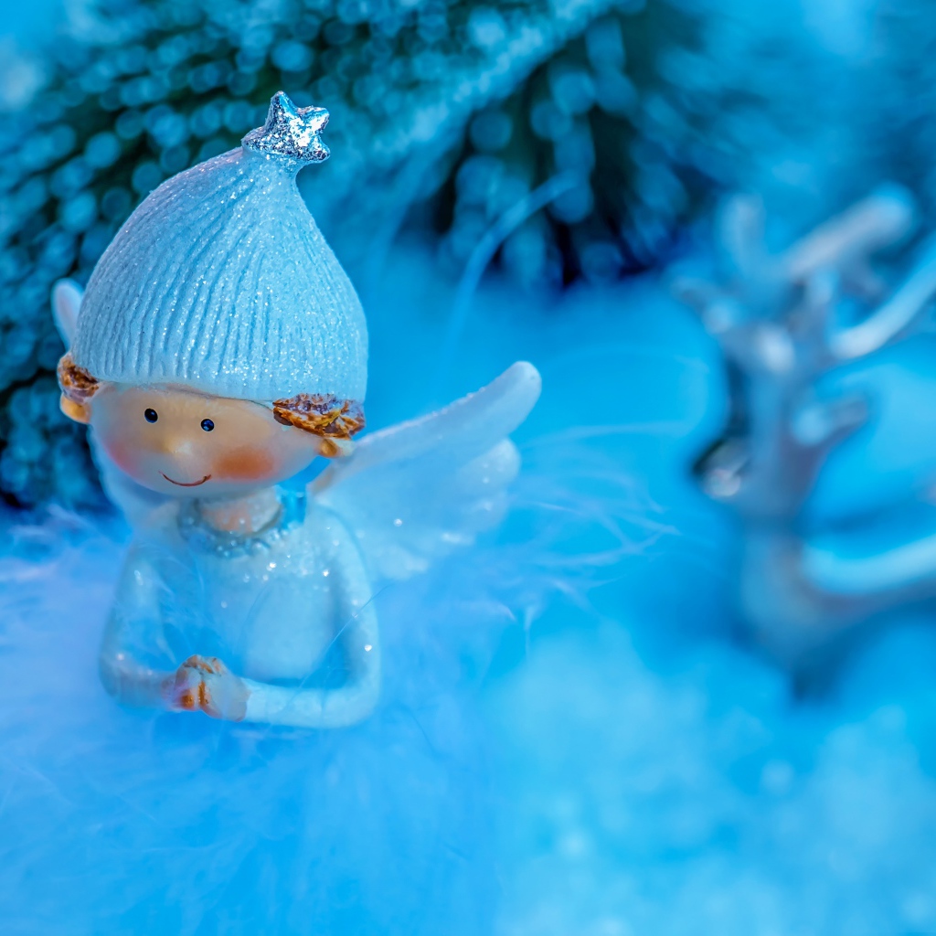 Статуэтка ангелочка на голубом фоне