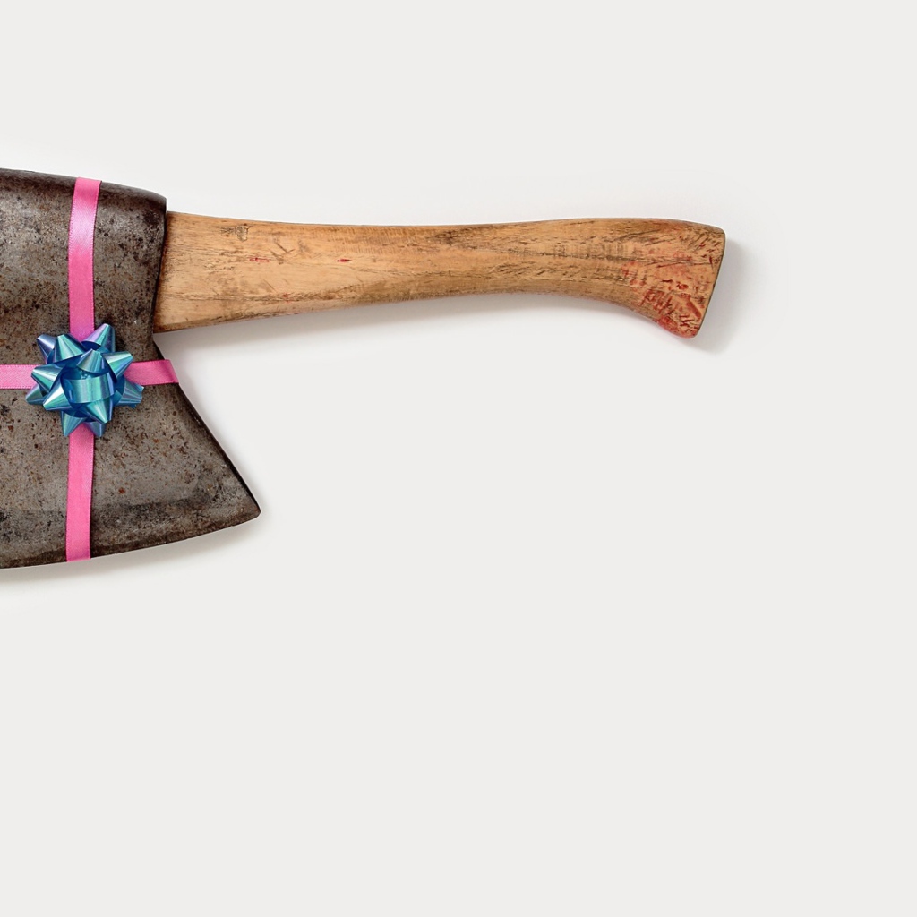 Топор с бантиком на сером фоне