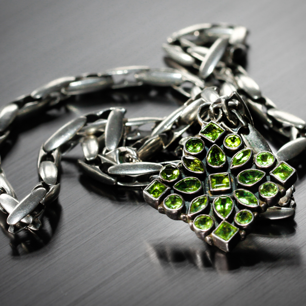 Красивое украшение с камнями на сером фоне