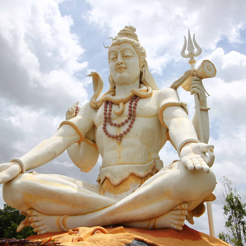 Большая красивая статуя Шивы
