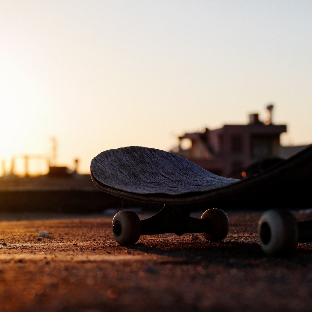 Доска для скейтборда на фоне заката