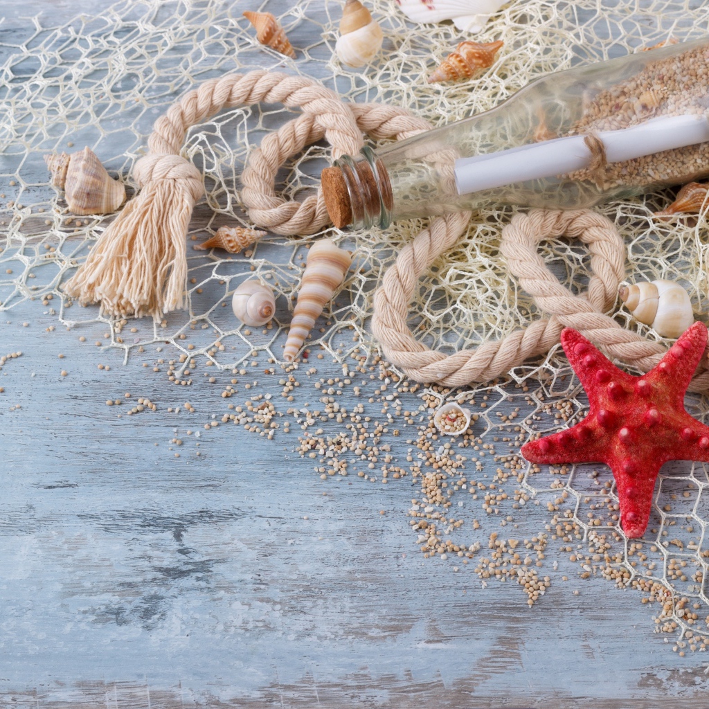 Бутылка с запиской, ракушки, сетка, канат и красная морская звезда 