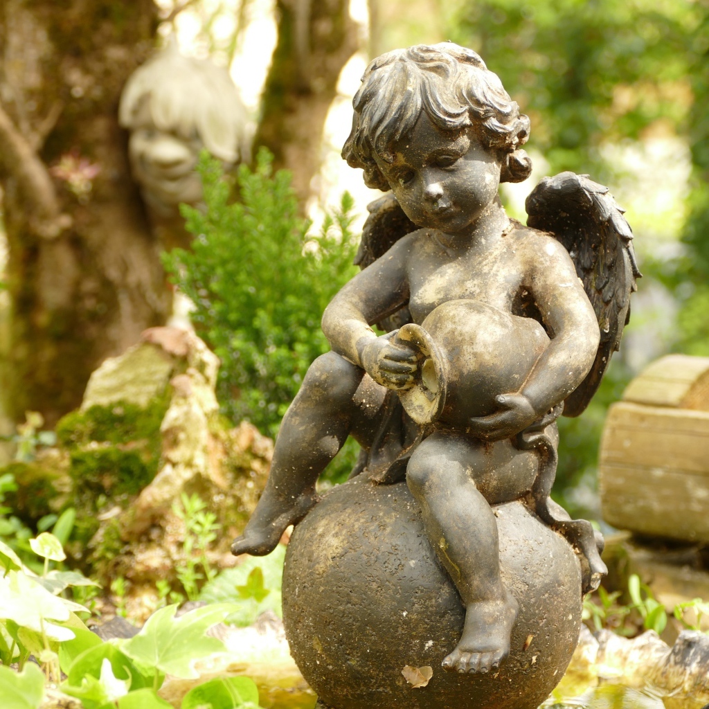 Бронзовая статуя ангела в парке