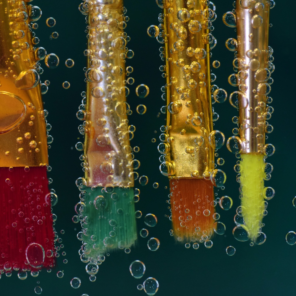 Кисточки в воде в пузырьках