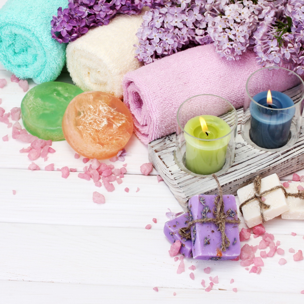Свечи, мыло и полотенца для SPA процедур с ветками сирени