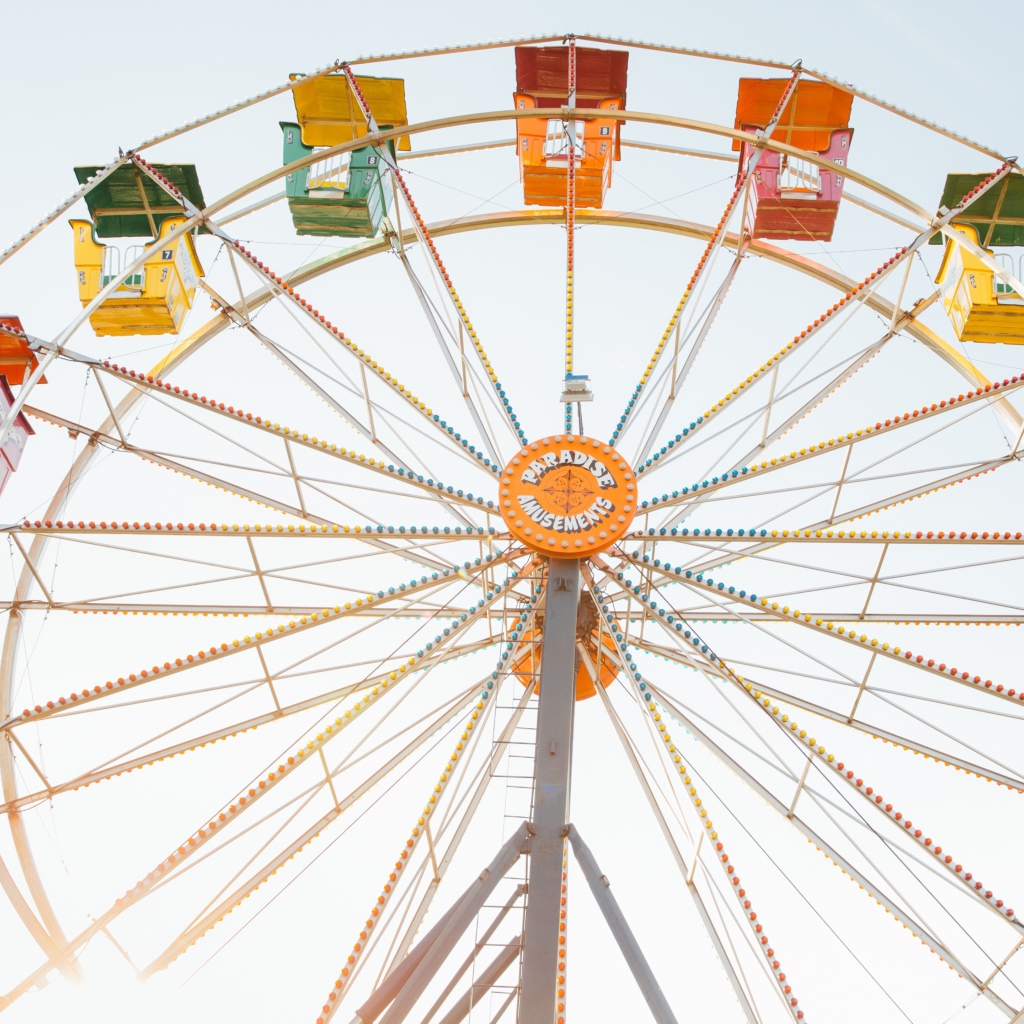 Карусель колесо обозрения на сером фоне