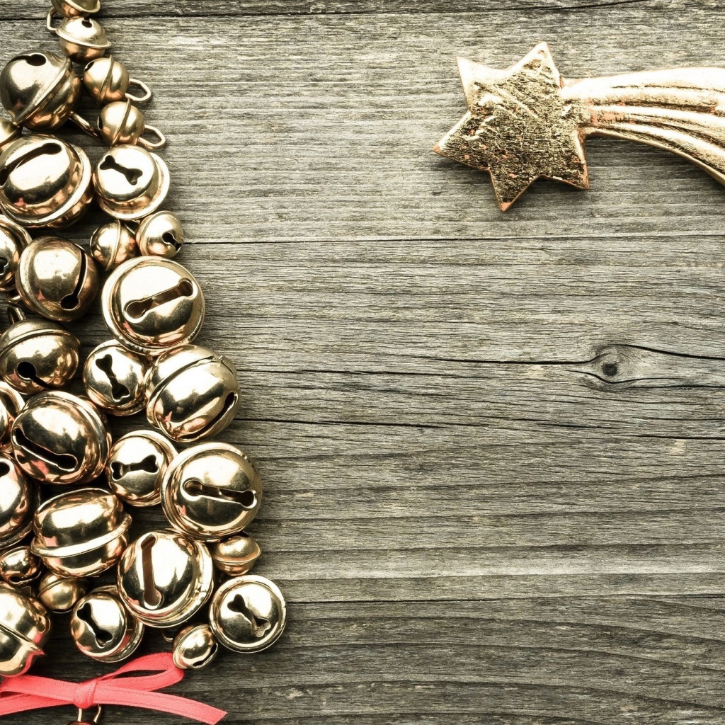 Елка из колокольчиков на деревянном фоне