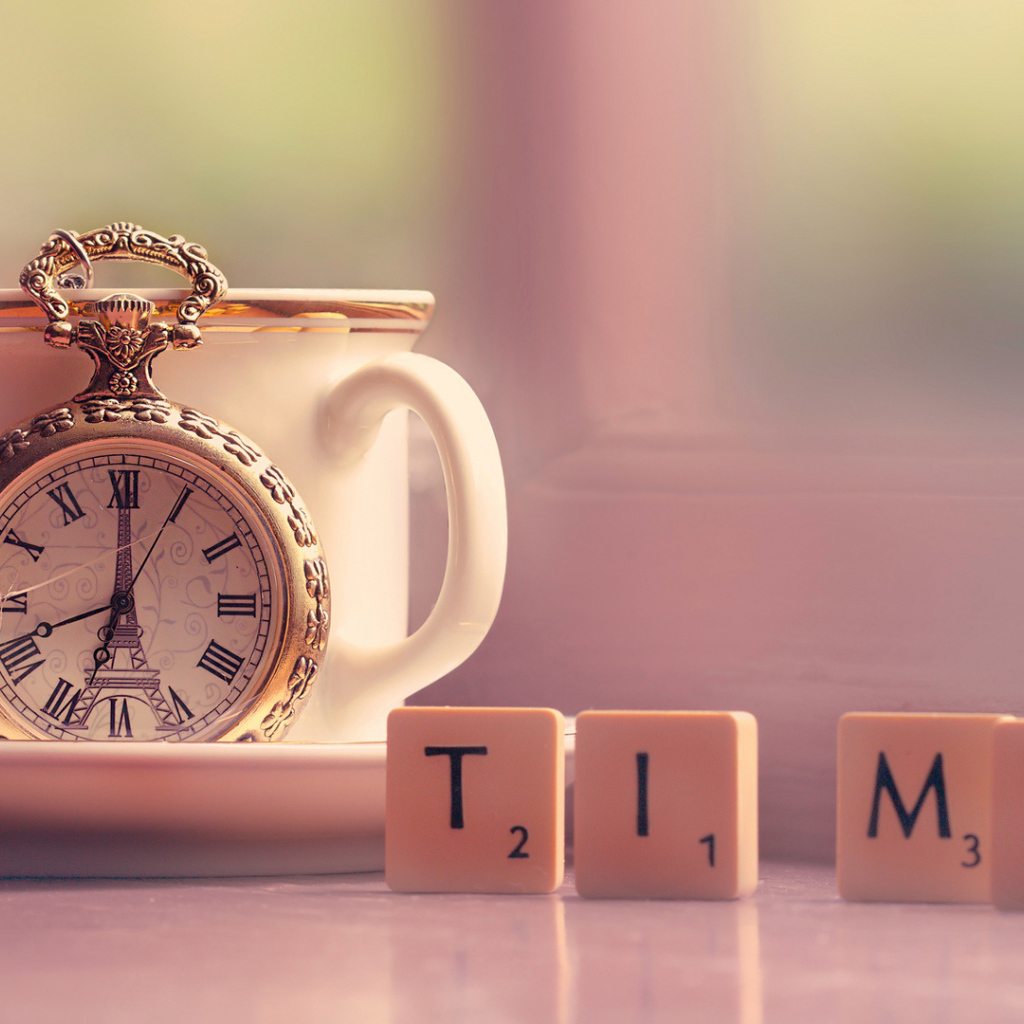 Часы с чашкой на столе с кубиками 