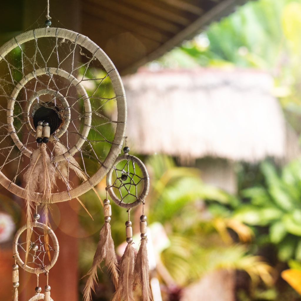 Декоративный ловец снов висит у дома