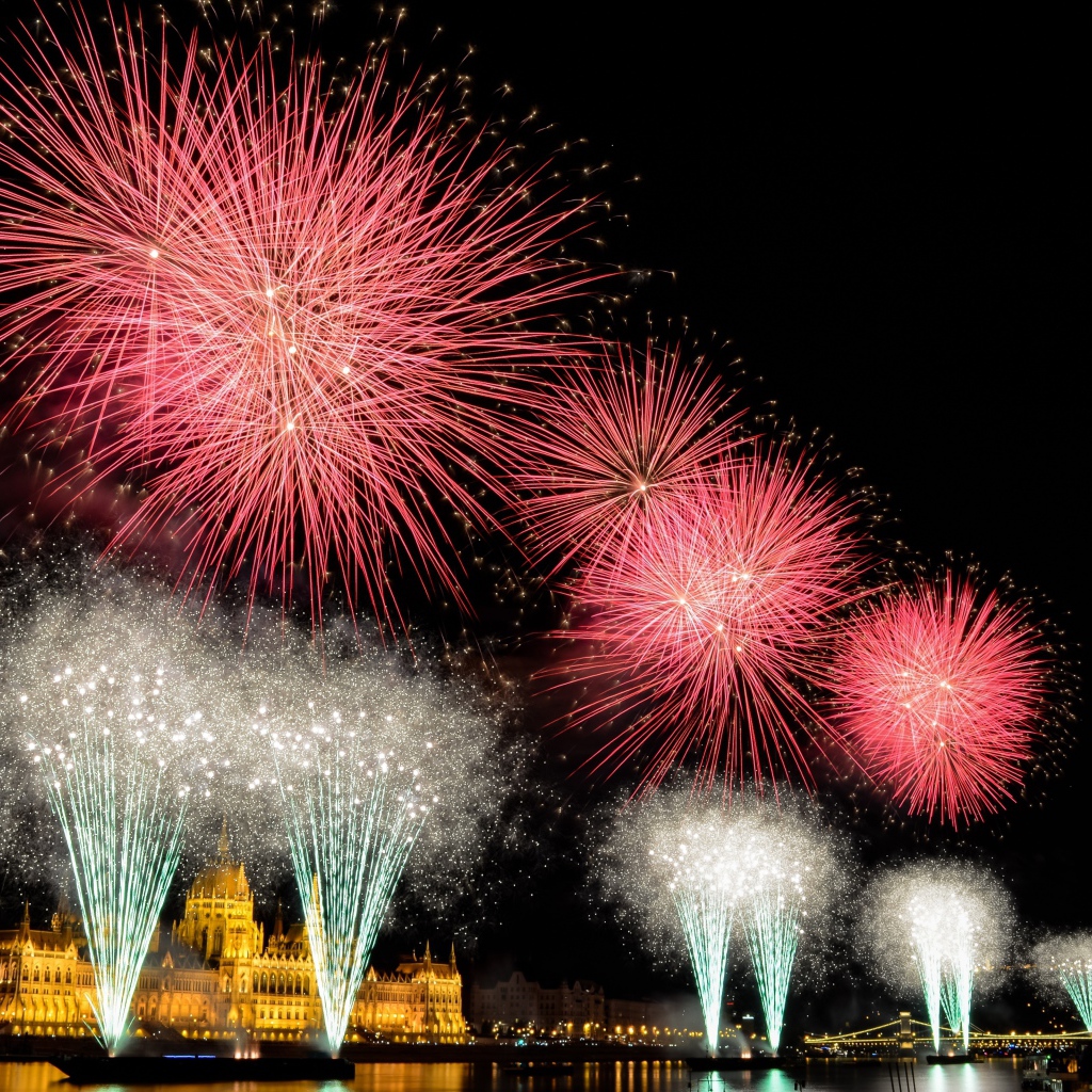 Взрывы яркого салюта над ночным городом 