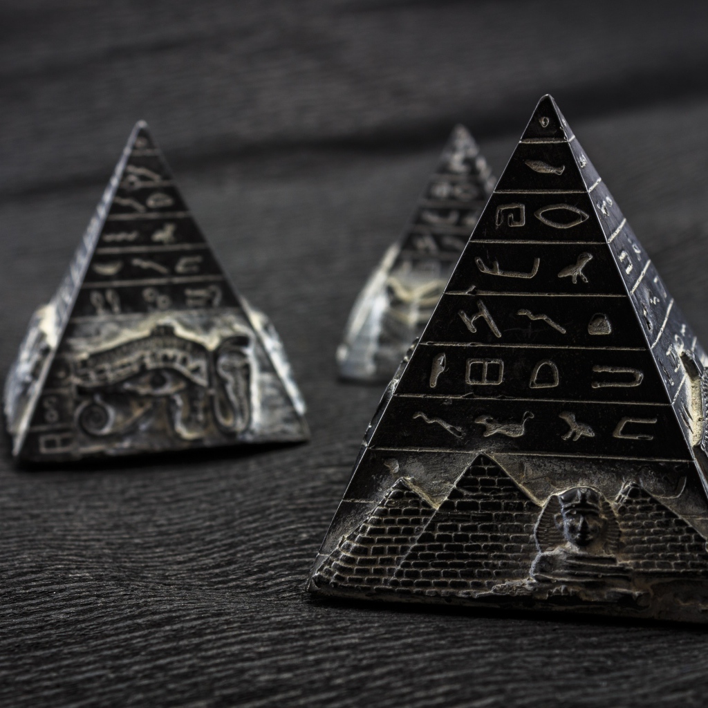 Фигурки пирамиды с символами крупным планом