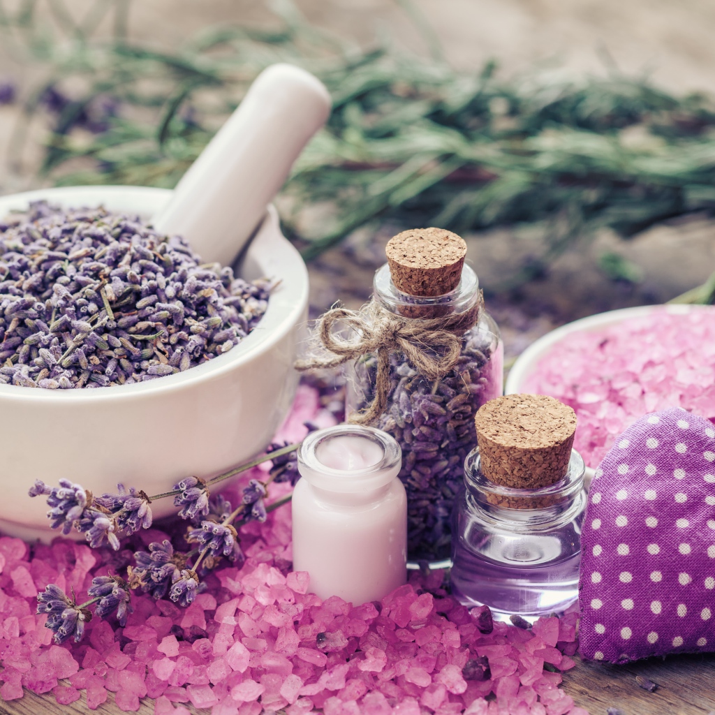 Цветы лаванды в ступке с маслом и солью