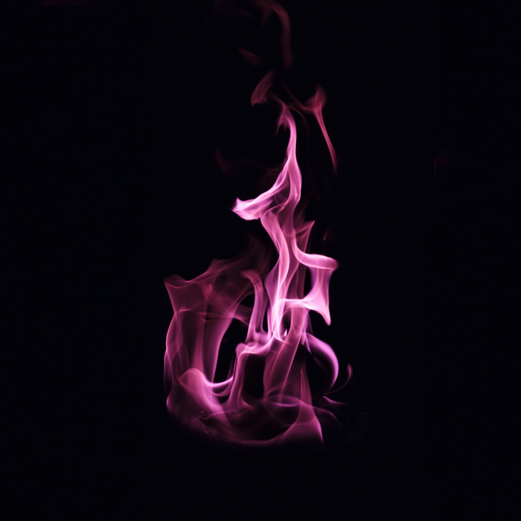 Сиреневое пламя на черном фоне