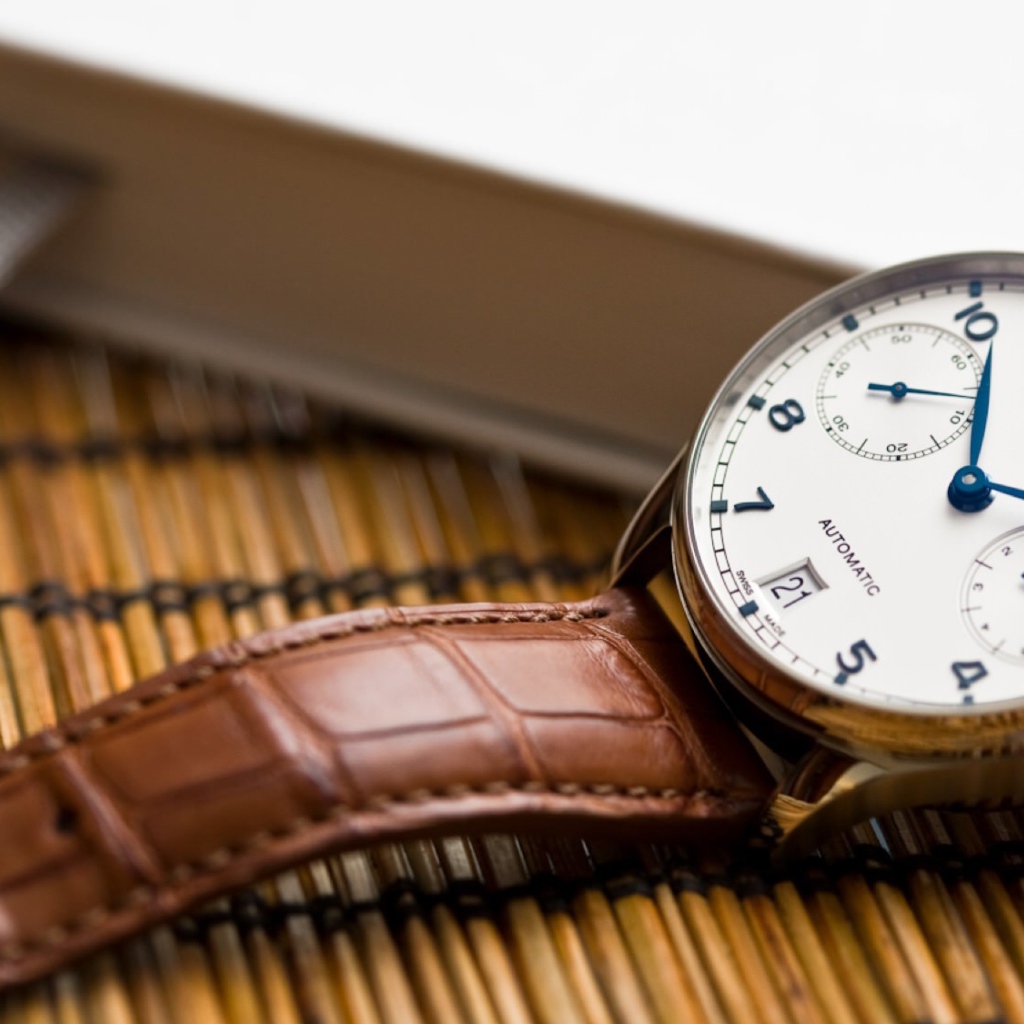 Мужские часы с кожаным ремешком 