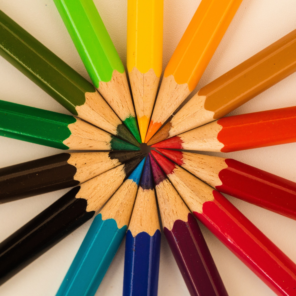 Разноцветные заточенные карандаши на сером фоне