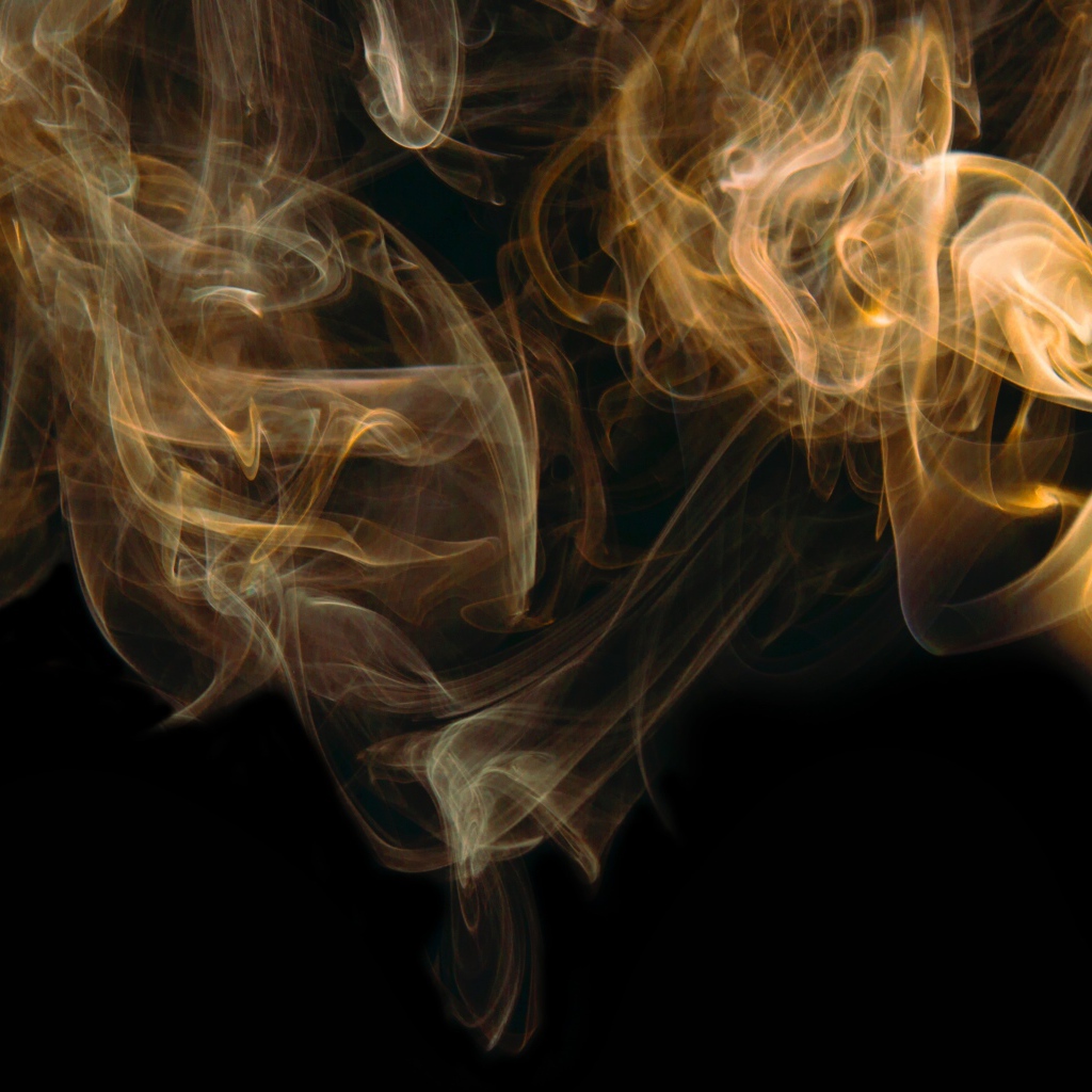 Оранжевый дым на черном фоне