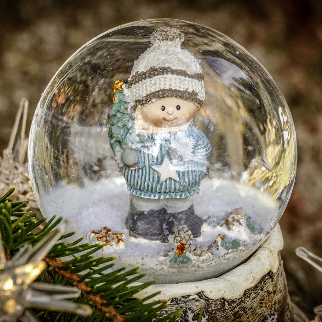 Снежный стеклянный шар с фигуркой внутри 