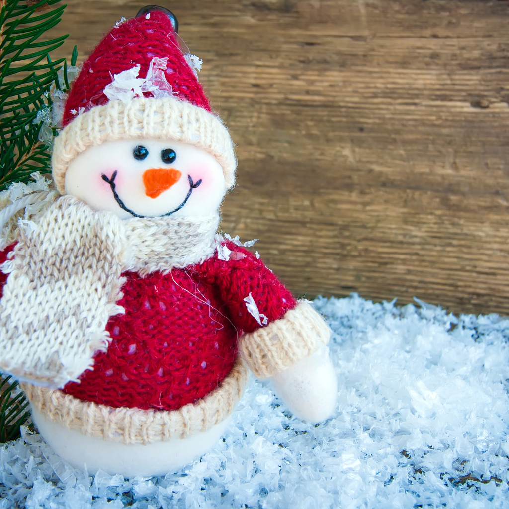 Снеговик на искусственном снегу с еловой веткой 