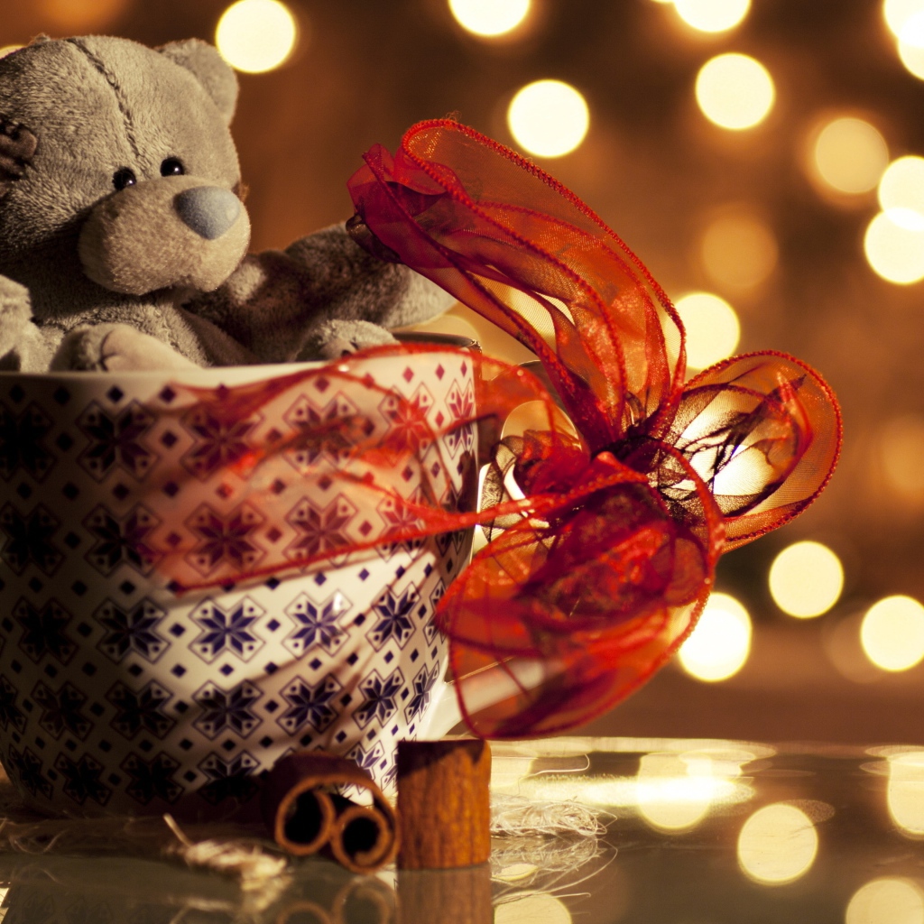 Мягкая игрушка медведь в чашке с красным бантом