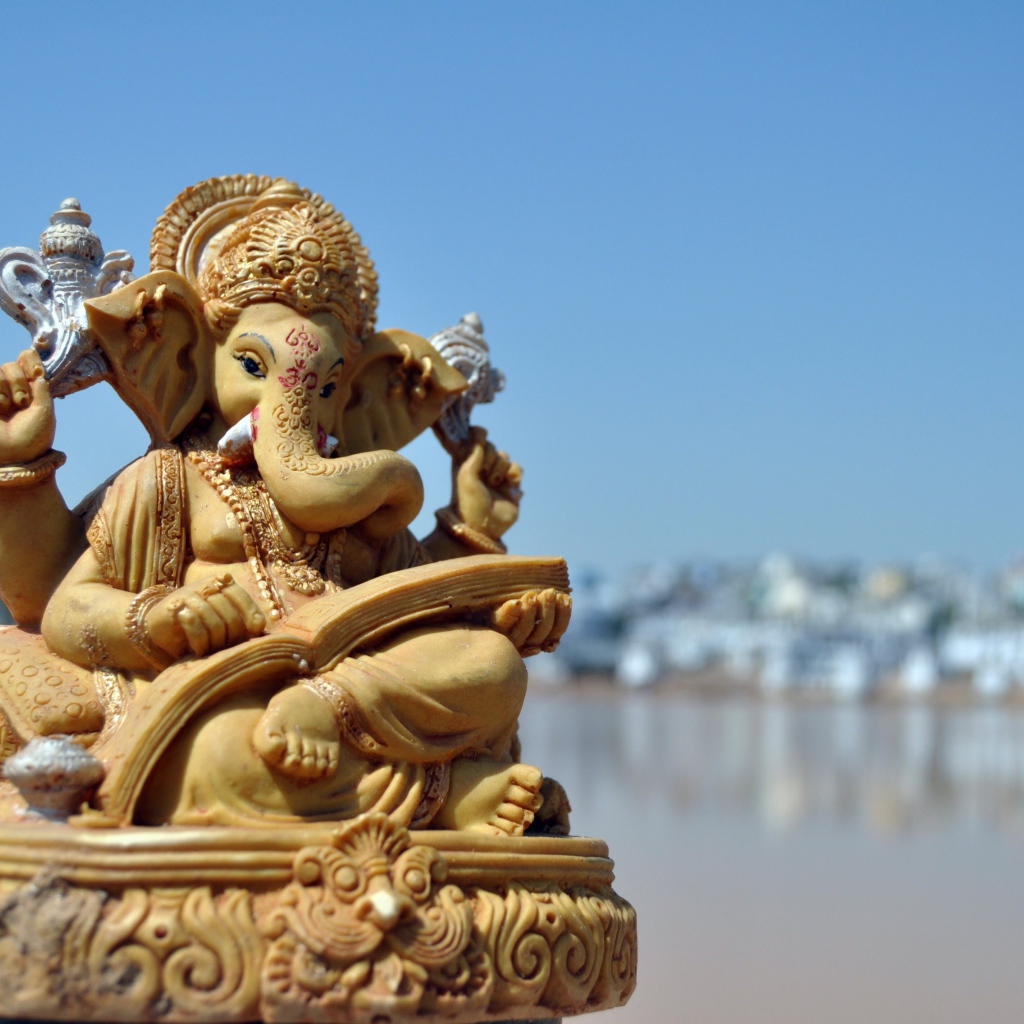 Статуя бога слона Ганеша под голубым небом