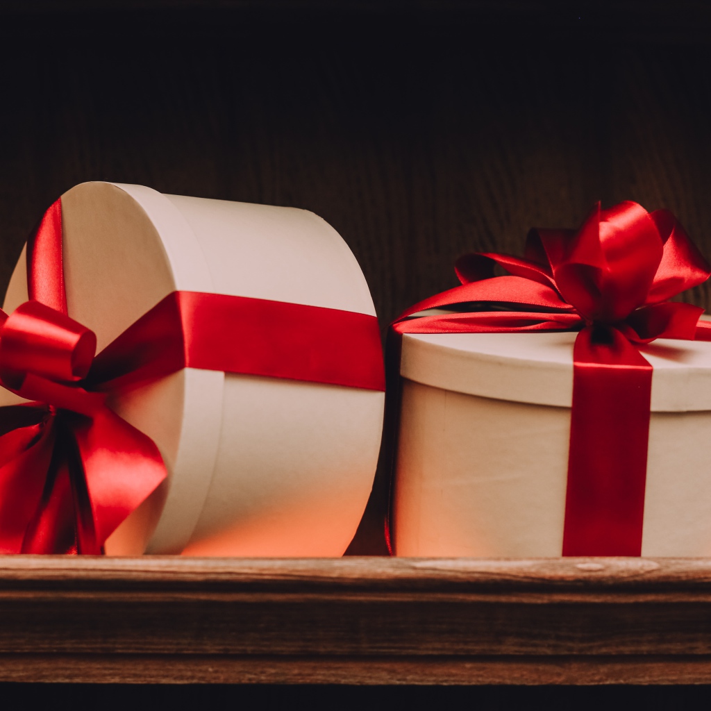 Две больших подарочных коробки с красными лентами