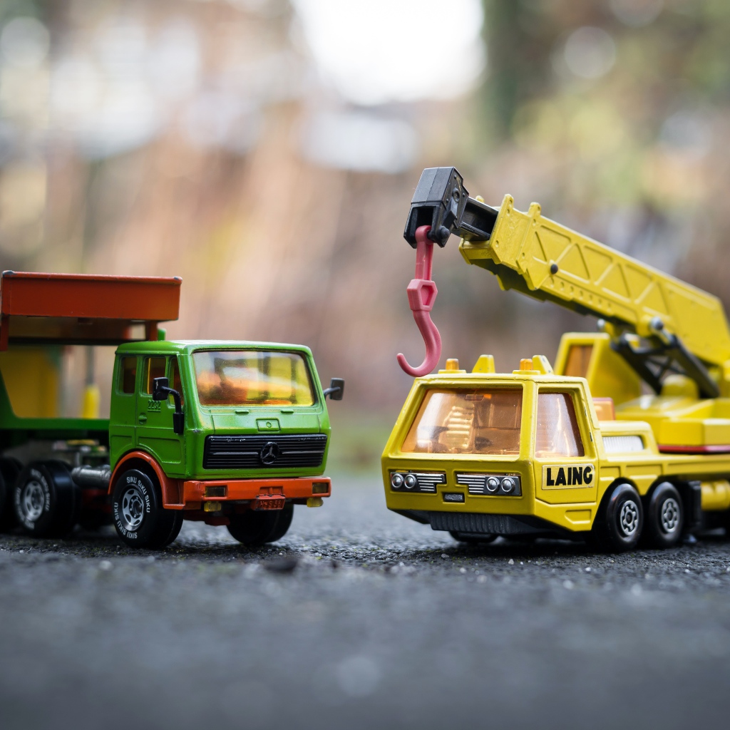 Две старых машинки грузовик и кран