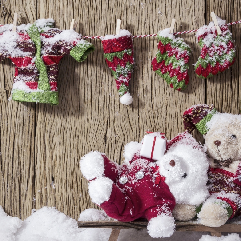 Два плюшевых мишки в теплых костюмах зимой