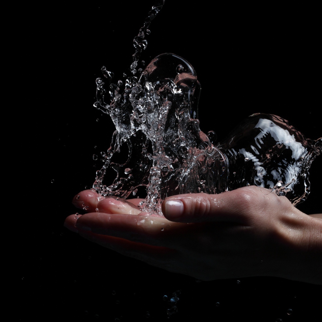 Вода в ладонях на черном фоне