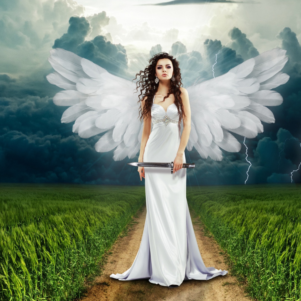 Девушка ангел в красивом белом платье с мечом в руках
