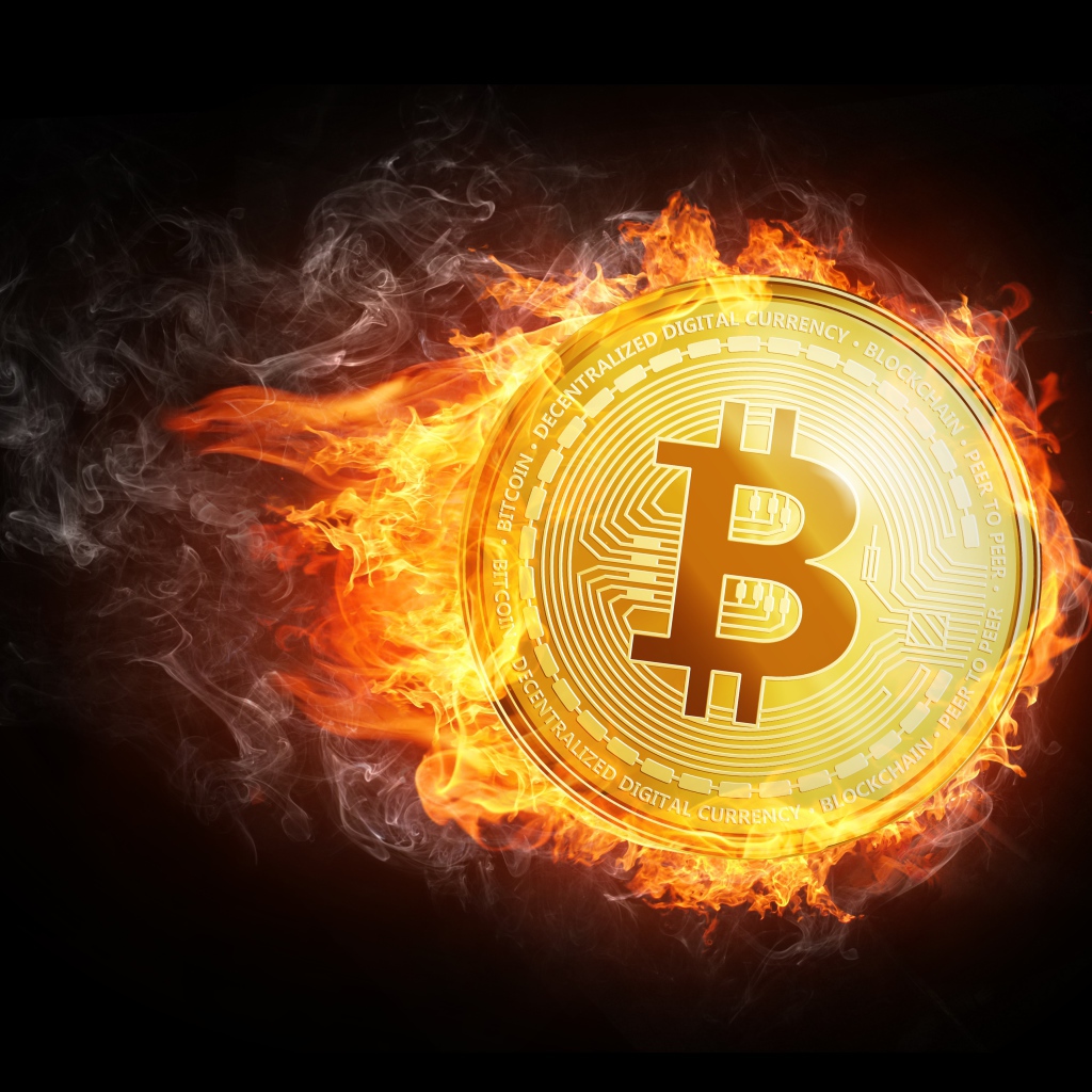 Огненная монета биткоин на черном фоне