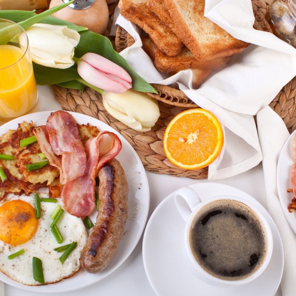 Сытный завтрак на столе с букетом тюльпанов 