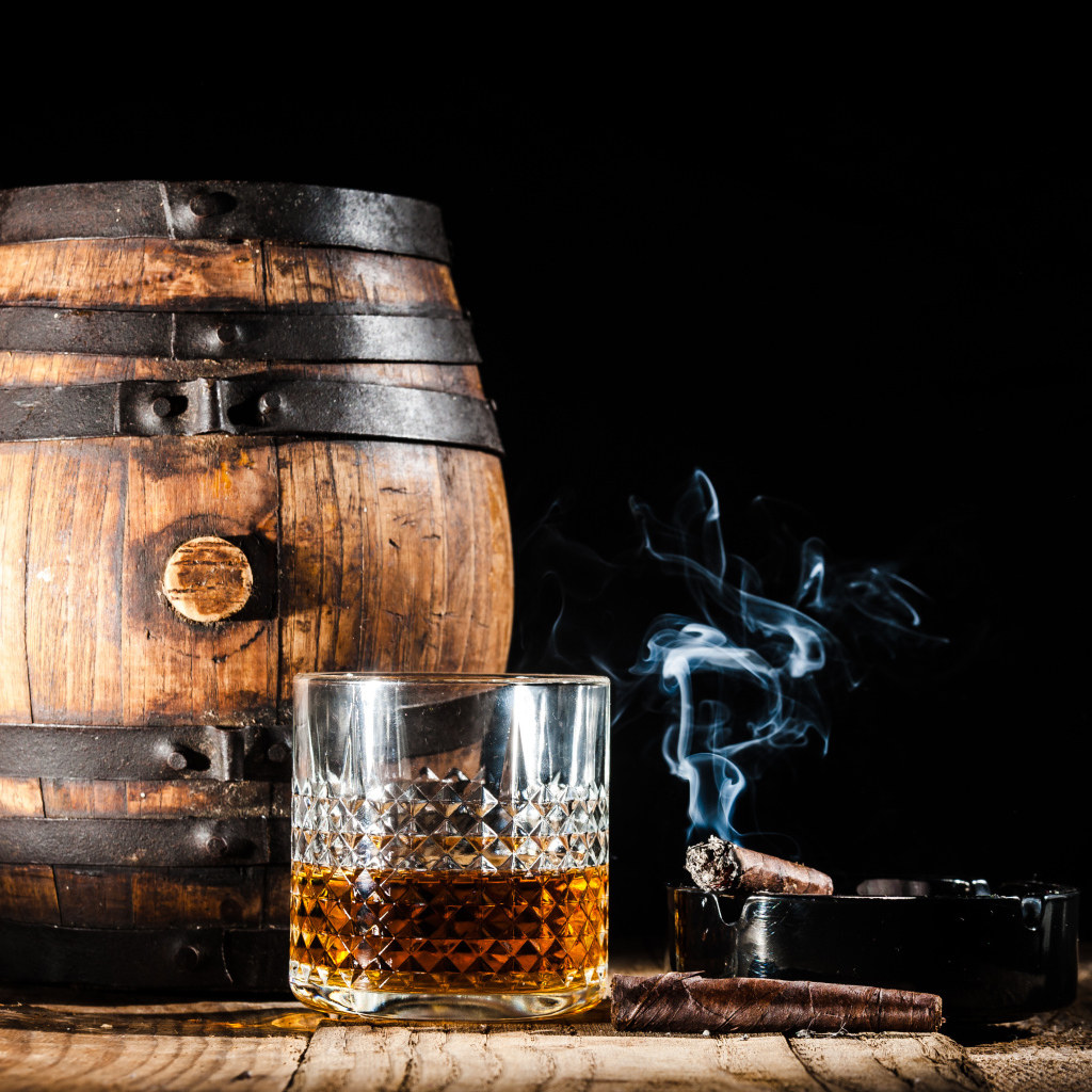 Бочонок рома, со стаканом виски и сигарой на черном фоне