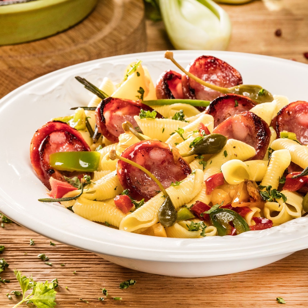 Тарелка макарон с колбасой и зеленью