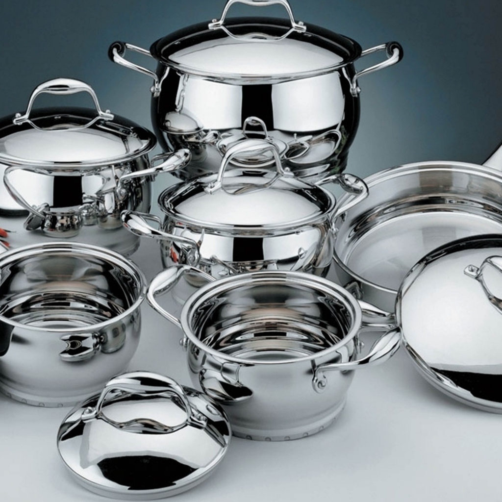 Набор красивой новой блестящей посуды на кухне