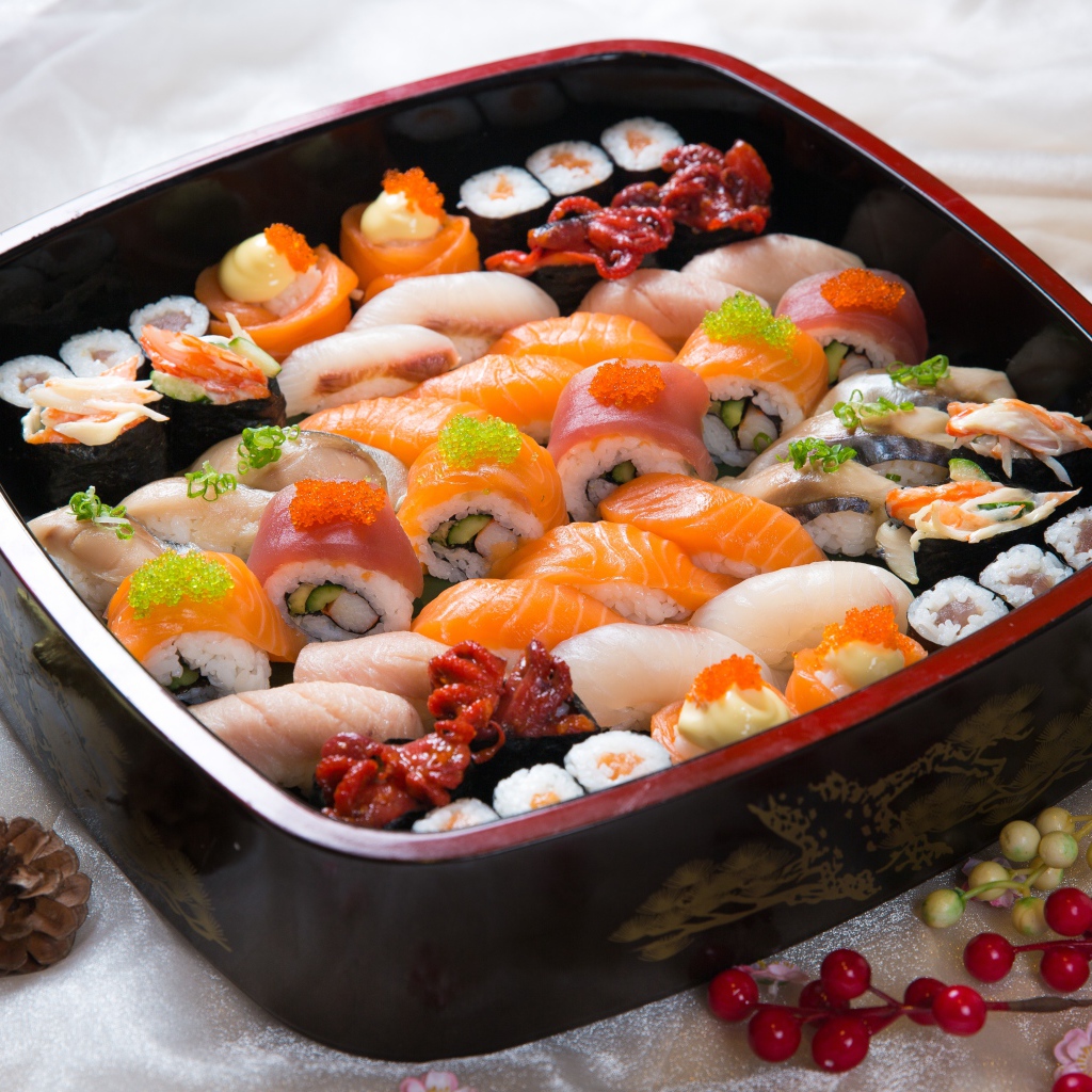 Аппетитные японские суши и роллы на столе