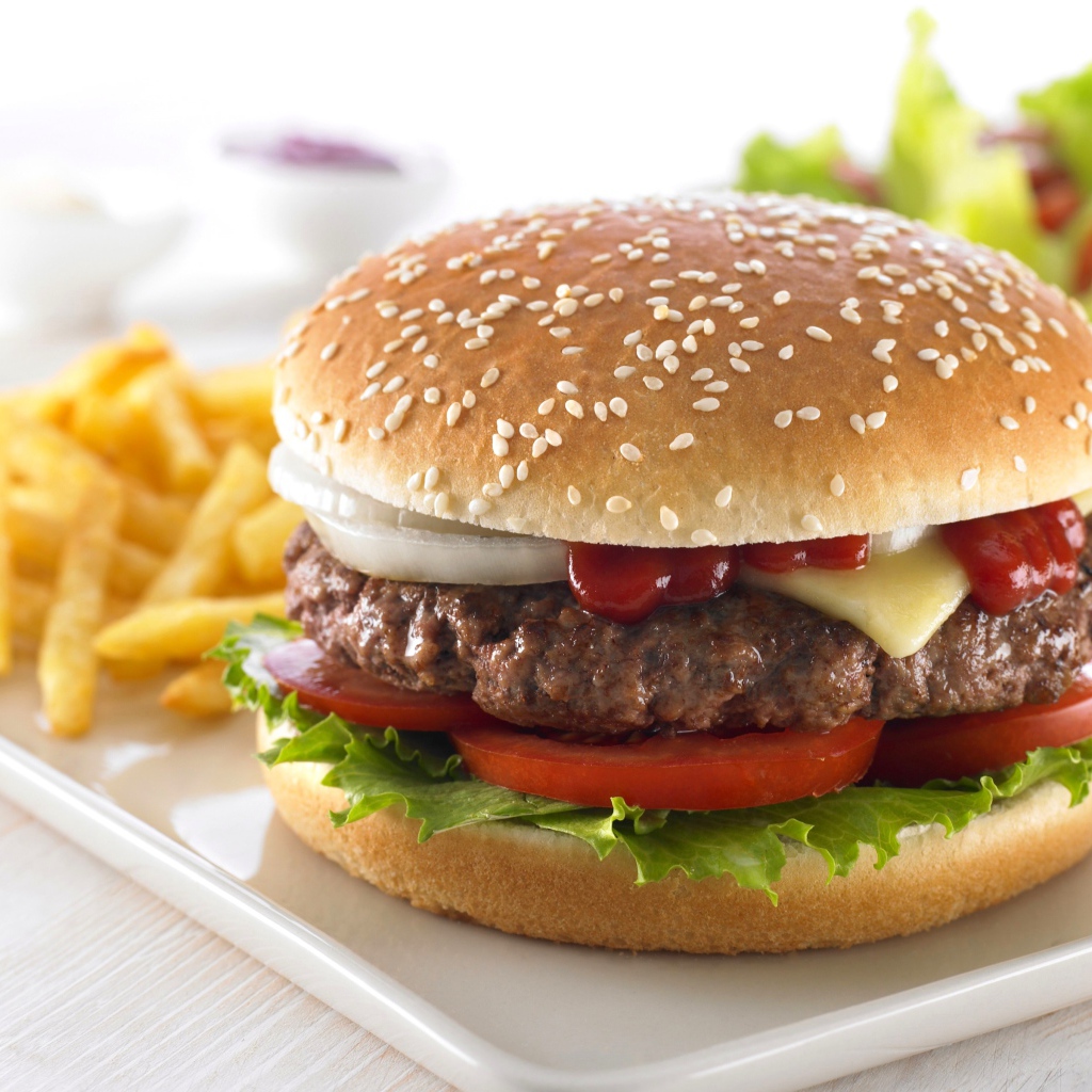 Аппетитный большой гамбургер с картофелем фри