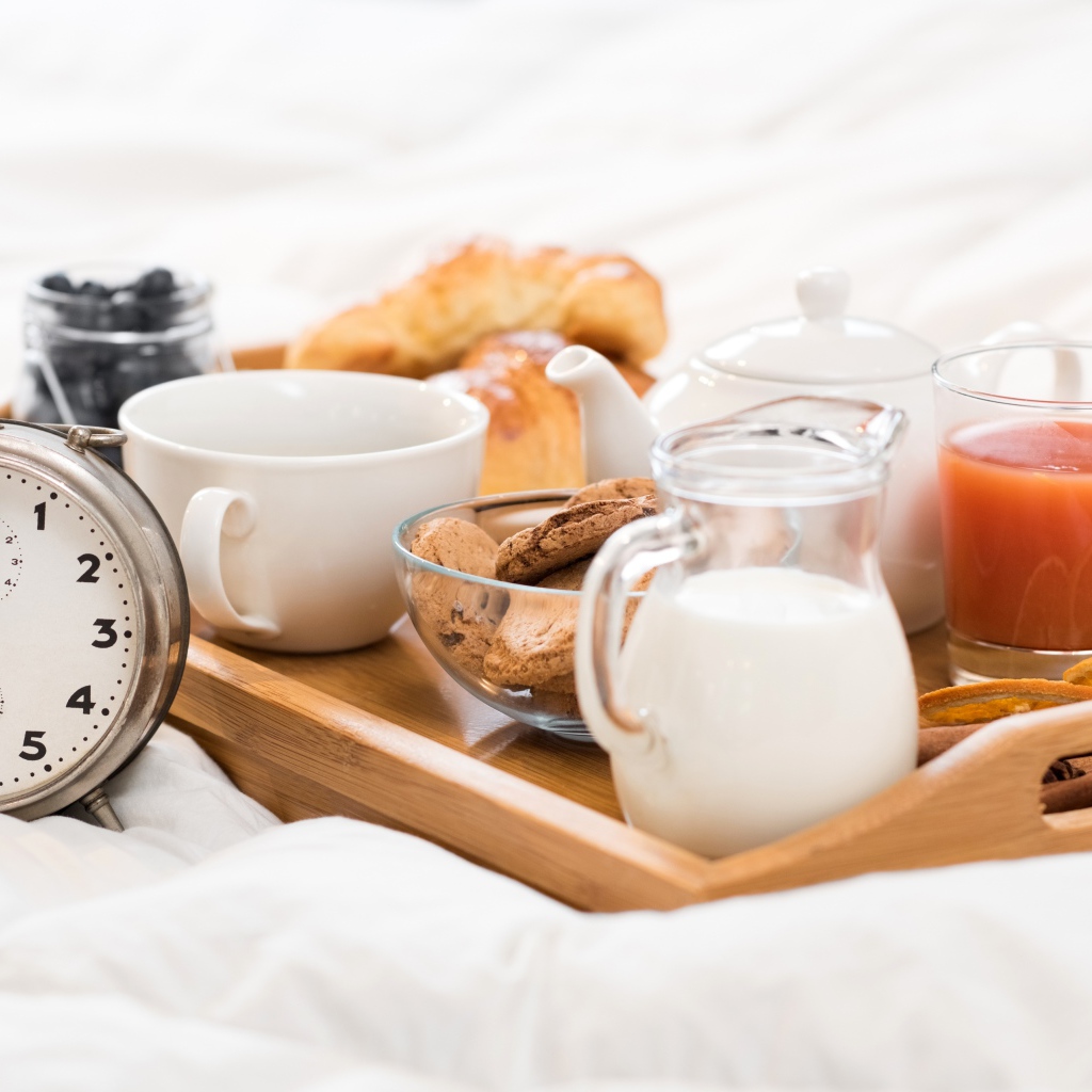 Аппетитный завтрак в постель с будильником