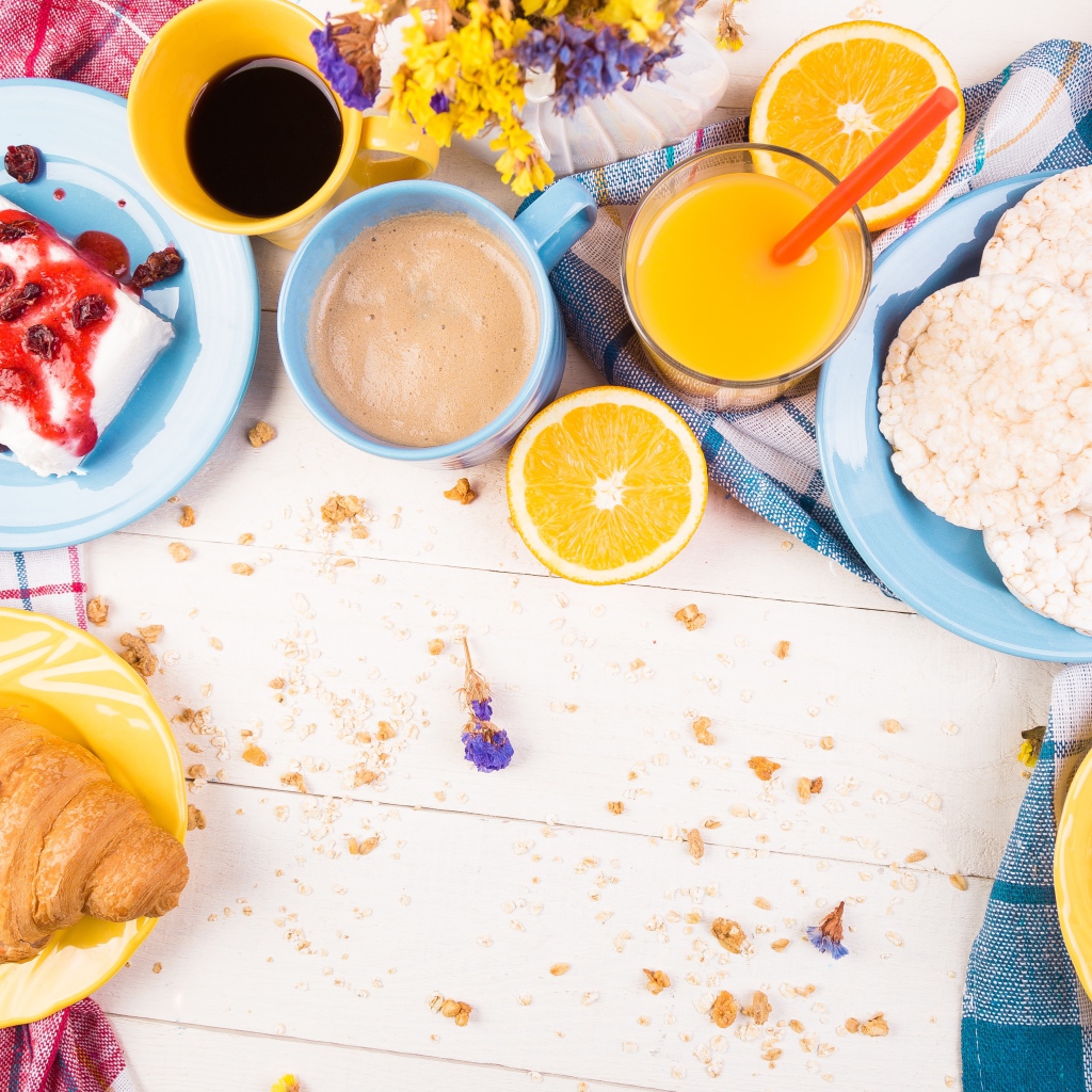 Аппетитный завтрак на столе